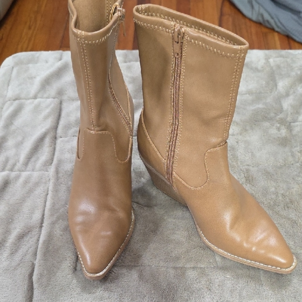 Universal Threads Women's Boots Faux Leather Light Brown Zips Mid Calf Sz 6 EUC